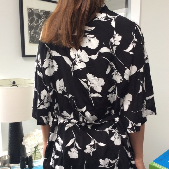 Black & White Daniadown Short Kimono - Picture 2 of 3